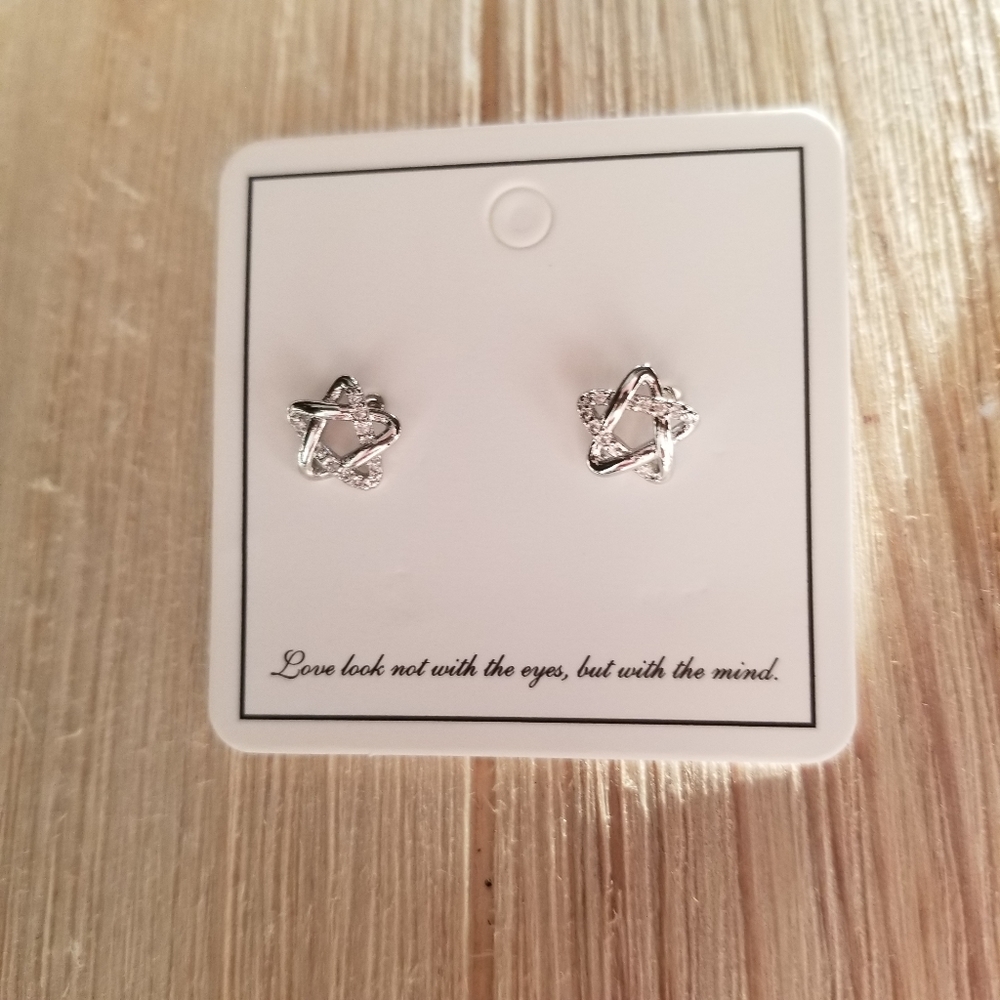 ⭐⭐Beautiful dainty Sterling Silver star studs⭐⭐ - Picture 4 of 7